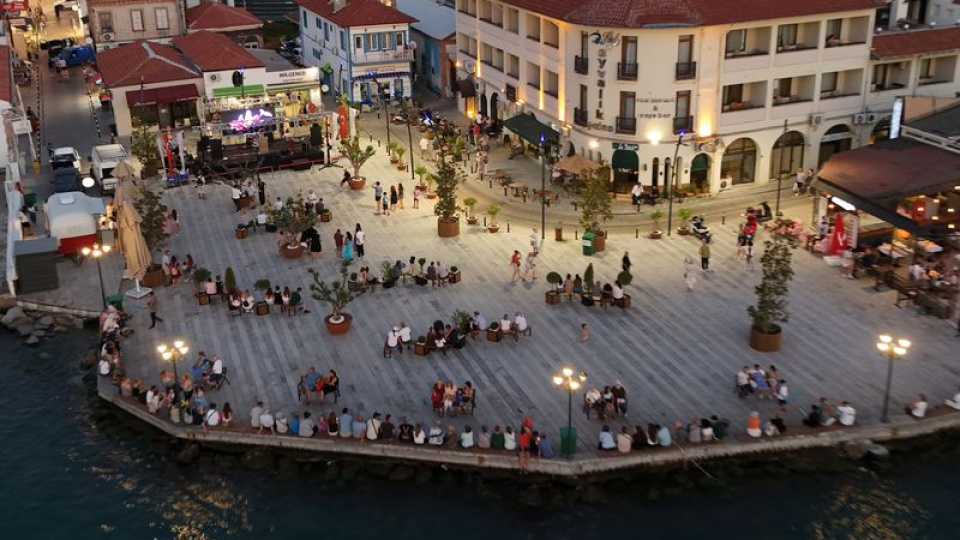 Ayvalık'ta Gümrük Meydanı yenilendi