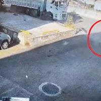 Biri 1 adımla kurtuldu, biri duvara çarpıp can verdi!
