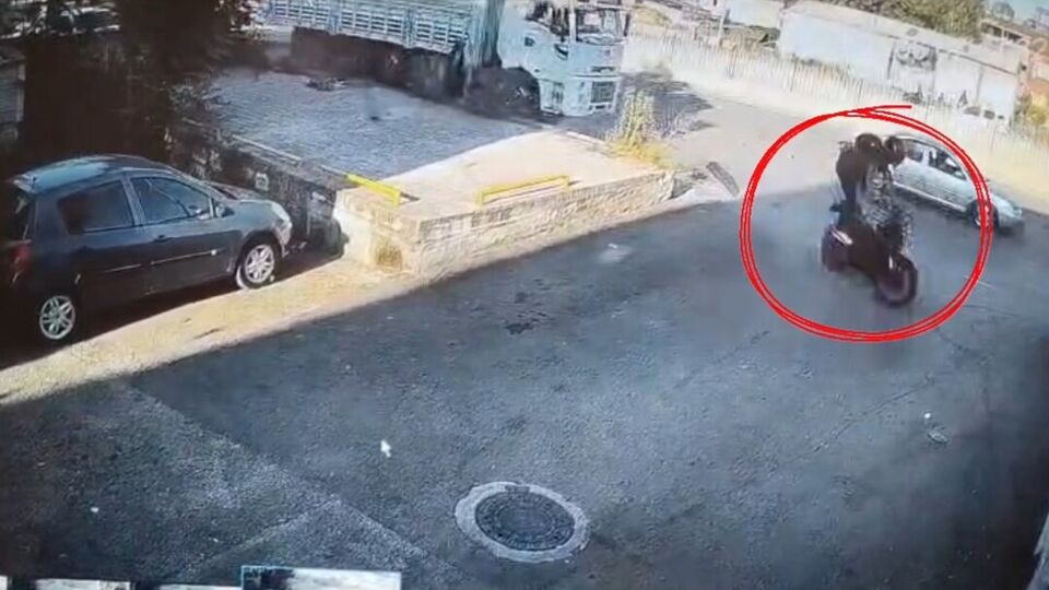 Biri 1 adımla kurtuldu, biri duvara çarpıp can verdi!