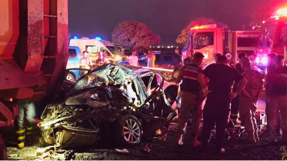 Kamyona çarpan otomobilde can kaybı