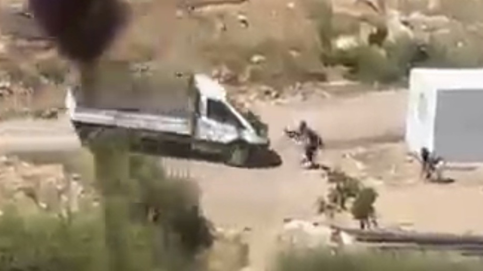Kavgaya kamyonetle daldı! Metrelerce fırlattı!