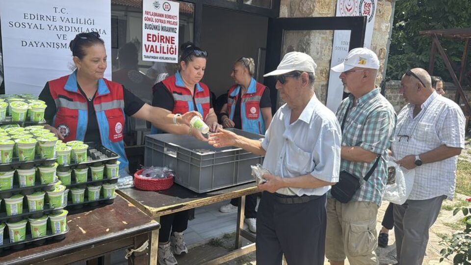 Edirne'de her cuma "gönül sofrası" kuruluyor