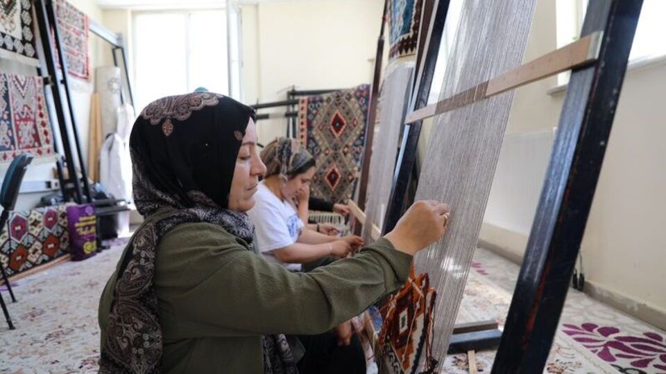 Vanlı kadınların elinde geleceğe taşınıyor