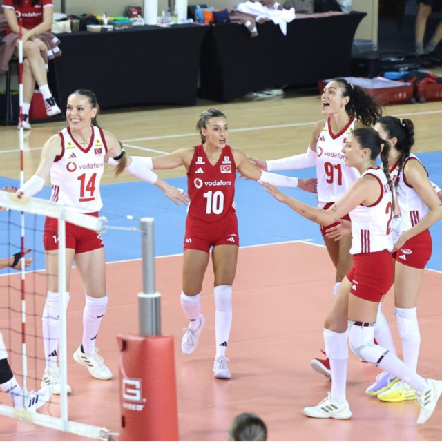 Sultanlar, Fransa'yı 4 sette geçti