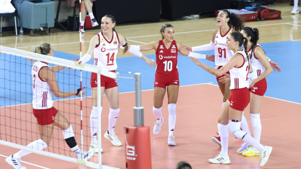 Sultanlar, Fransa'yı 4 sette geçti