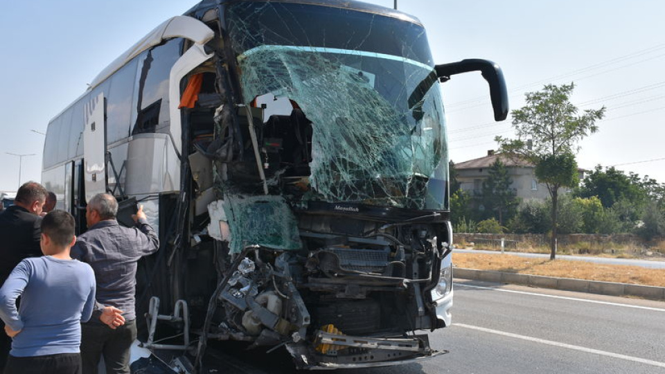Afyonkarahisar'da kaza: 1 ölü, 15 yaralı