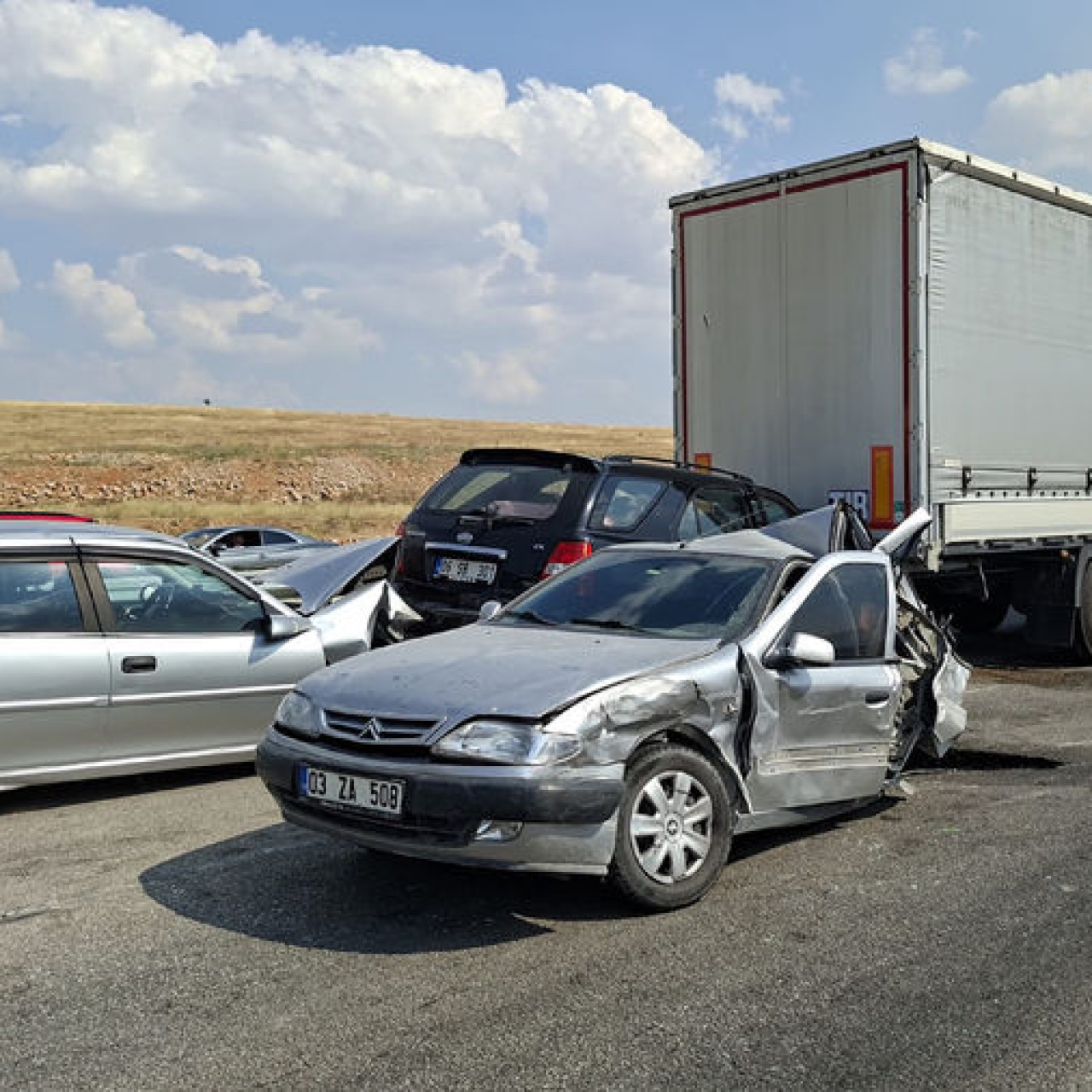 Yangın Zincirleme Kazaya Dönüştü: Yollar Tıkanıp Ulaşım Durdu!