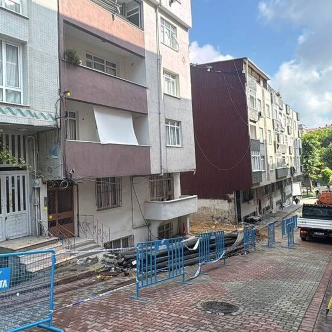 Temel kazısı 3 binayı tahliye ettirdi