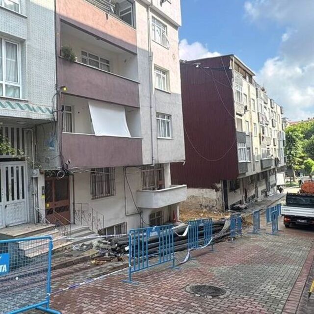 Temel kazısı 3 binayı tahliye ettirdi
