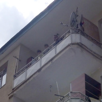 Çocuklarını balkonda alıkoydu