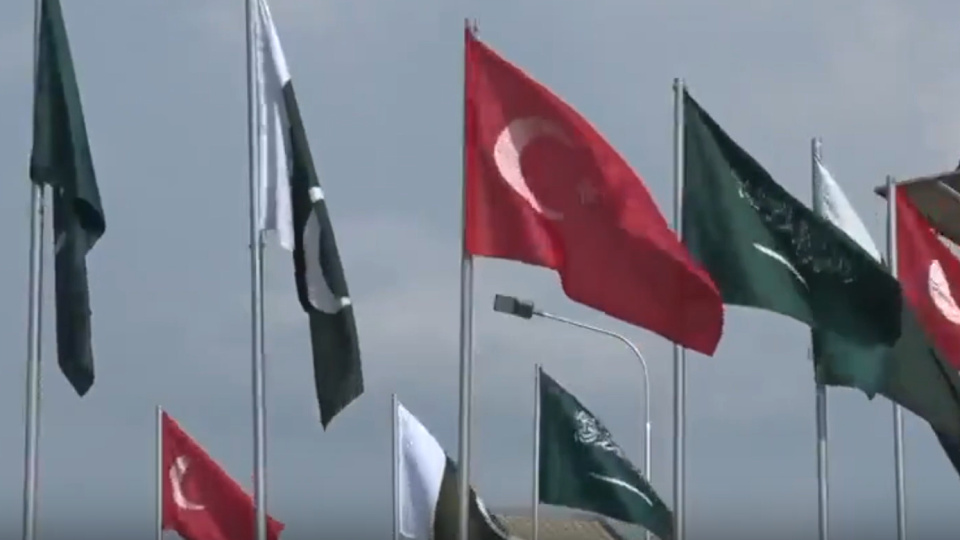 İslamabad'da bayraklar göndere çekildi