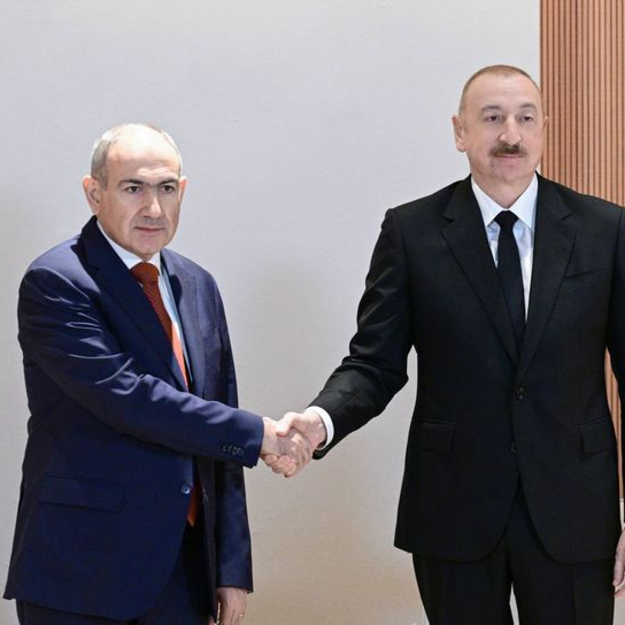 Aliyev, Paşinyan'la görüştü