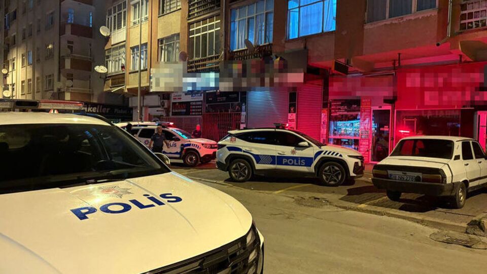Biber gazı sıkıp bıçakladı
