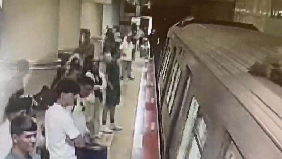 Görme engelli kişi metro raylarına düştü!