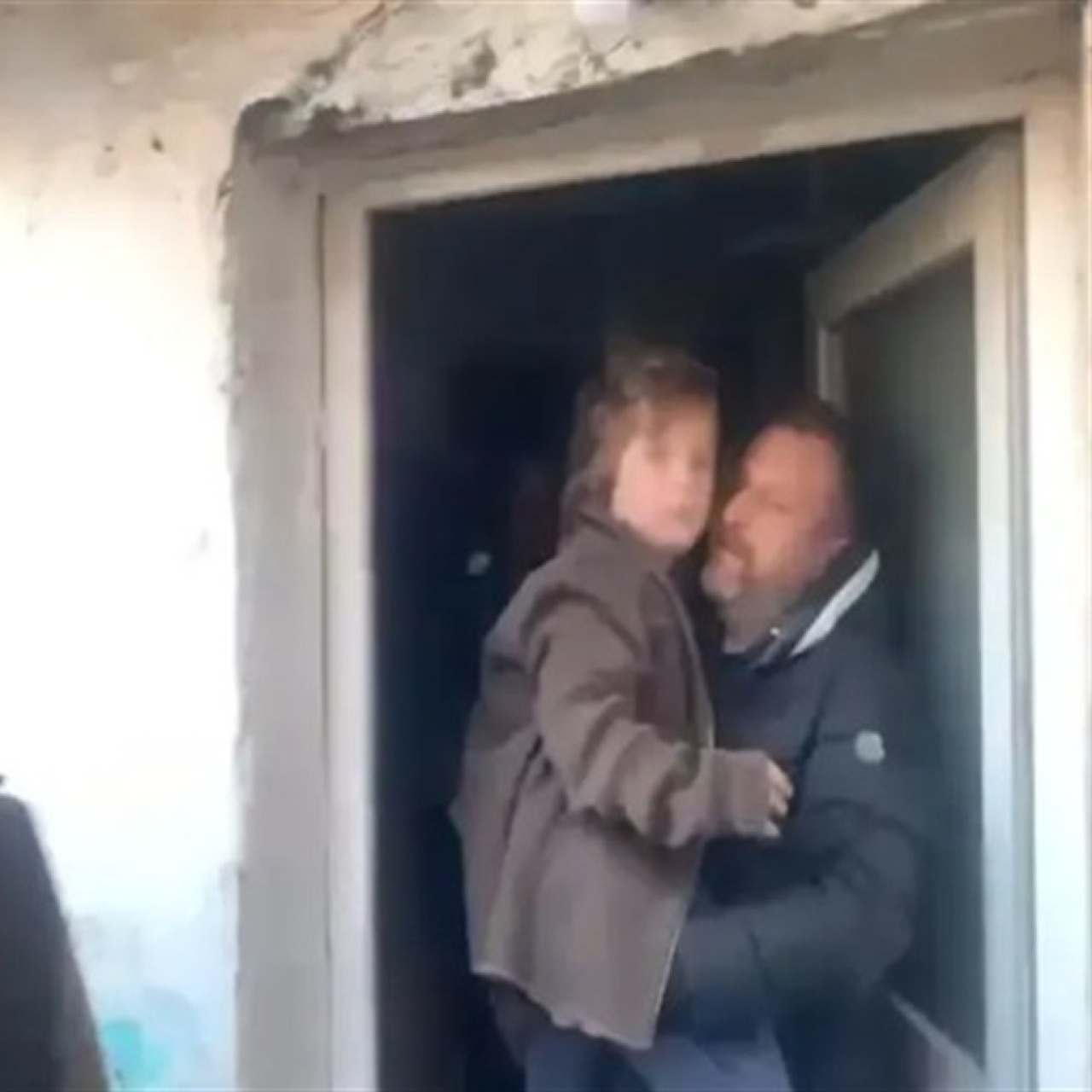 Harabe evden kurtarılan küçük Nazar'ın fotoğrafları ortaya çıktı 3904348