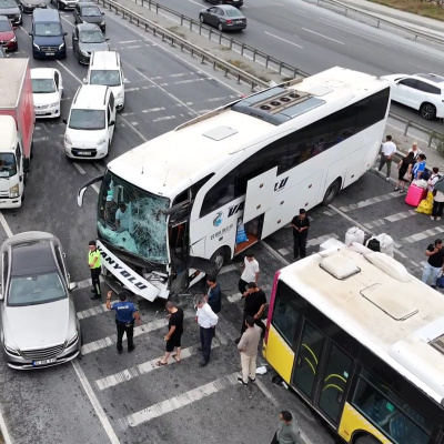 Yolcu ve İETT otobüsü çarpıştı! Yaralılar var