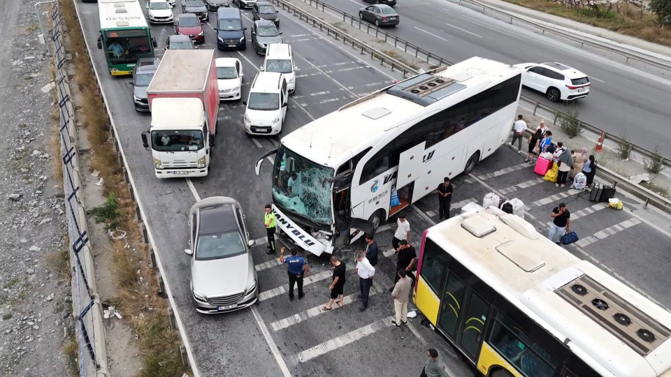 Yolcu ve İETT otobüsü çarpıştı! Yaralılar var
