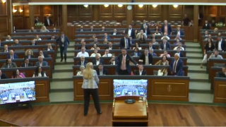 Kosova Meclisi'nde yumurtalı protesto