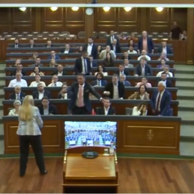 Kosova Meclisi'nde yumurtalı protesto