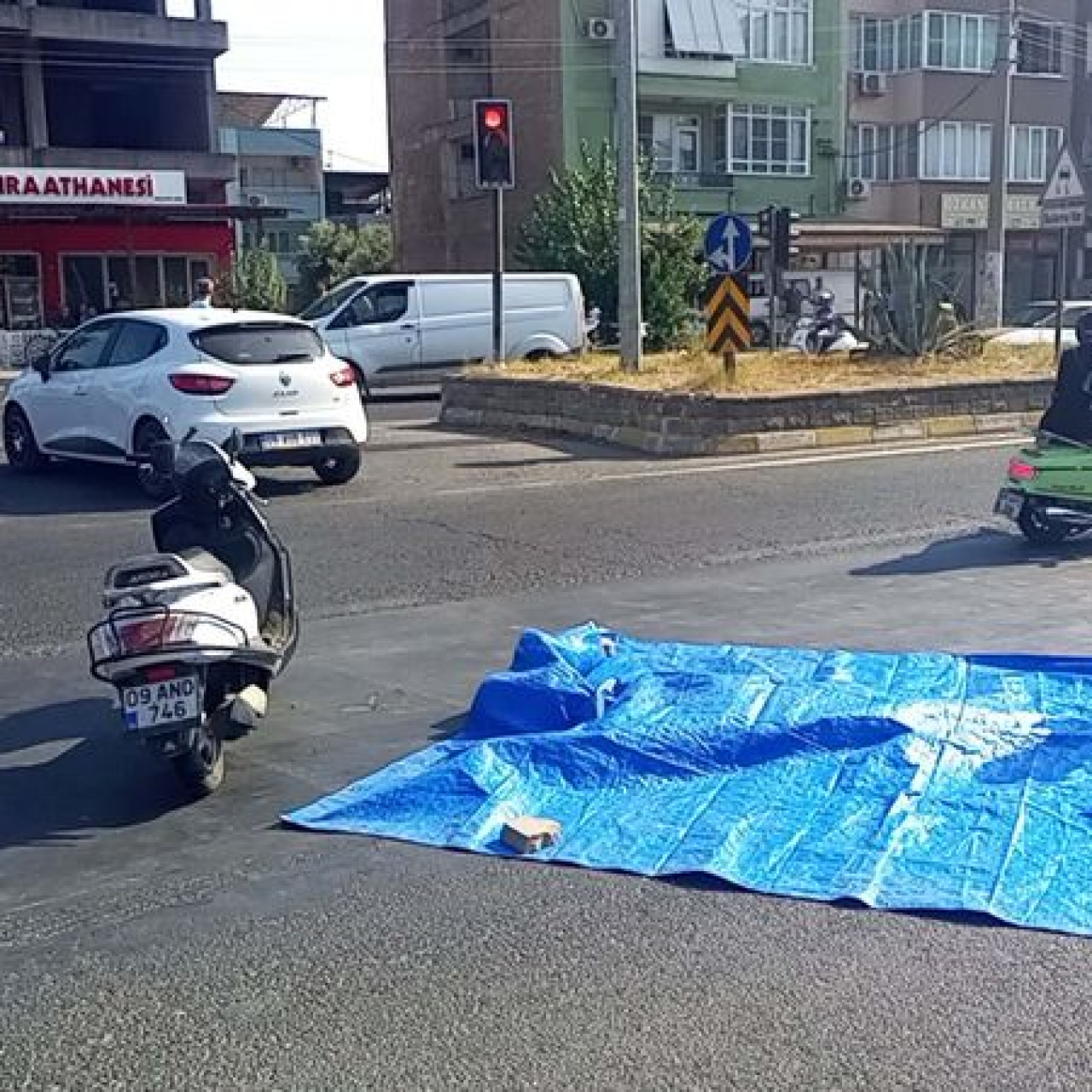 Kırmızı ışıkta geçen motosikletli otomobille çarpıştı