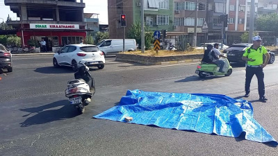 Kırmızı ışıkta geçen motosikletli otomobille çarpıştı