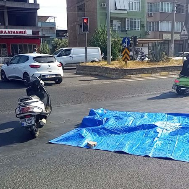 Kırmızı ışıkta geçen motosikletli otomobille çarpıştı