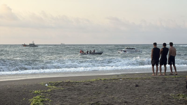 Zonguldak'ta denize giren 2 kişiden biri kurtarıldı, diğeri aranıyor