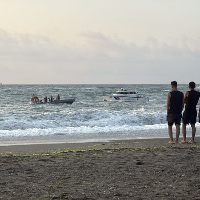 Zonguldak'ta denize giren 2 kişiden biri kurtarıldı, diğeri aranıyor