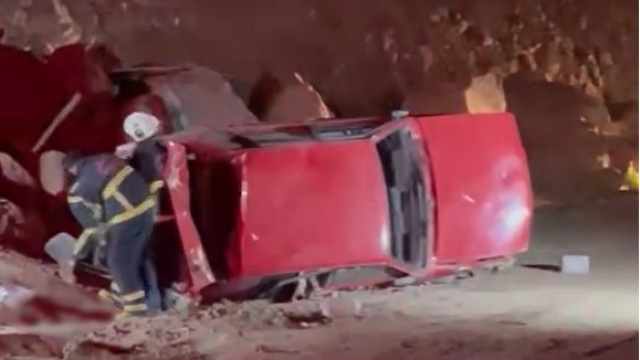 Araca yol verdi, 200 metreden düştü!