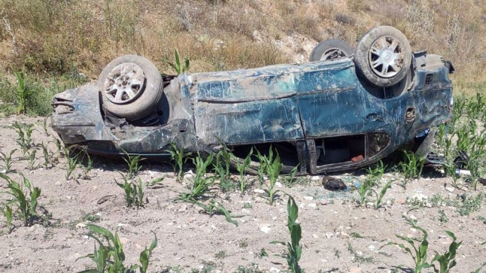 Devrilen otomobilde 2 can kaybı!