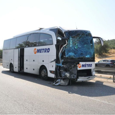 Yolcu otobüsü kamyona çarptı! 1 ölü!