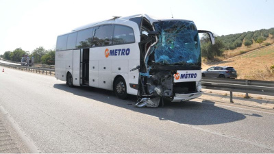 Yolcu otobüsü kamyona çarptı! 1 ölü!