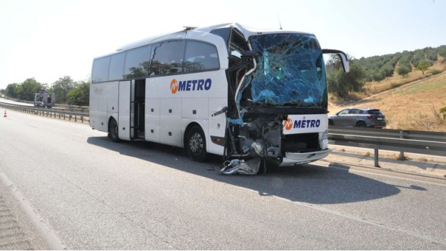 Yolcu otobüsü kamyona çarptı! 1 ölü!