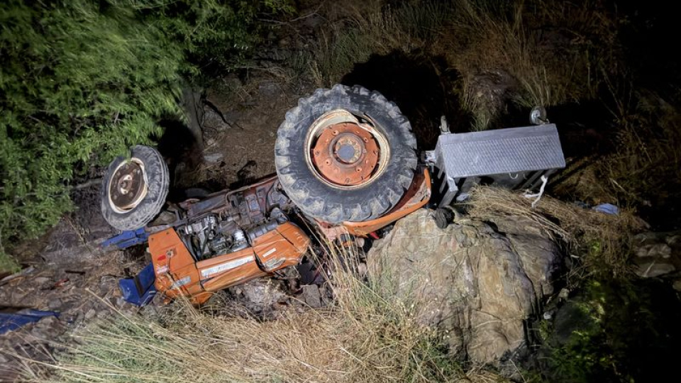 Traktör dere yatağına devrildi: 2 ölü