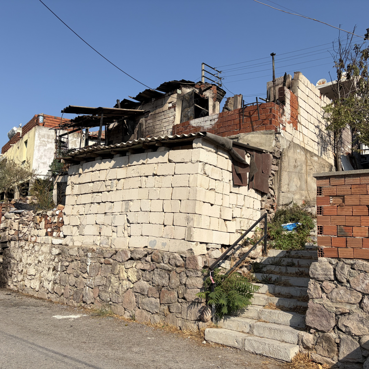 İzmir'de Acı Bir Son: Yaşlı Kadın ve Küçük Torunu Hayatını Kaybetti
