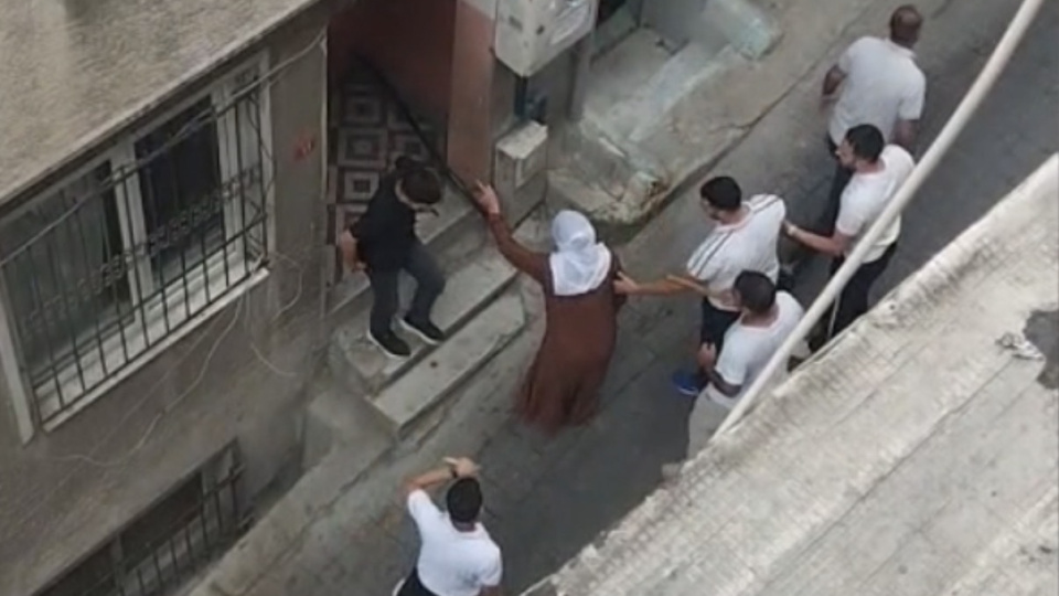 Fön ve jöle için dövdüler! İstanbul'da taş ve sopalı meydan dayağı: 9 gözaltı