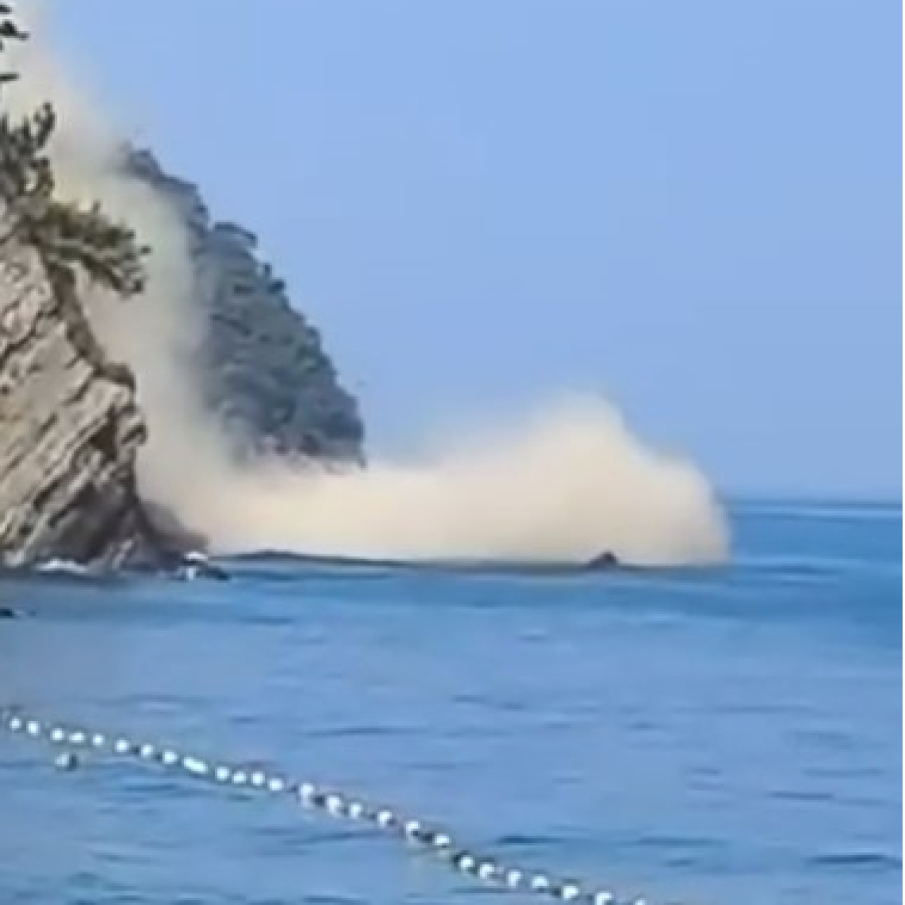 Bursa Mudanya'da deniz kenarında heyelan: yüzücüler tehlike atlattı