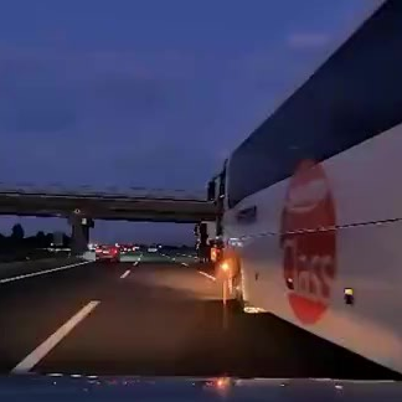 Otobüs kaza yaptırdı! Çığlıklar yükseldi! haber görseli