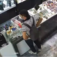 Bilezikleri çaldı, esnafa yakalandı