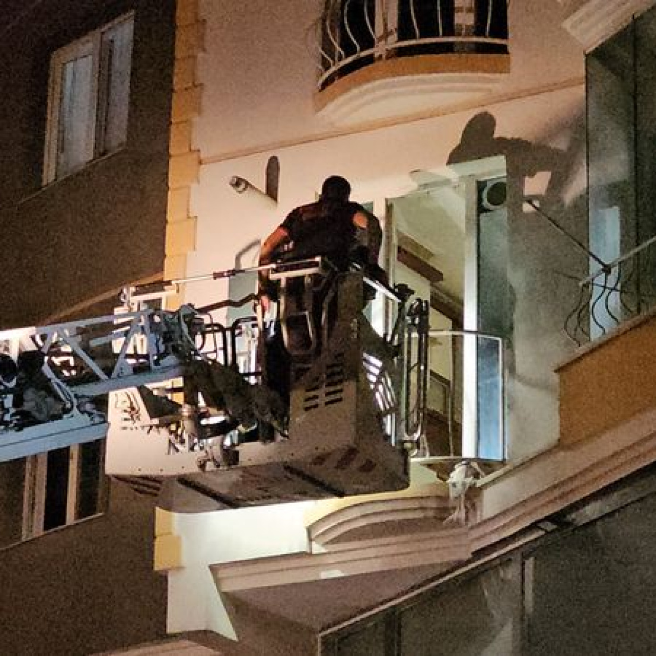 Kötü koku yayılan evde cansız beden bulundu haber görseli