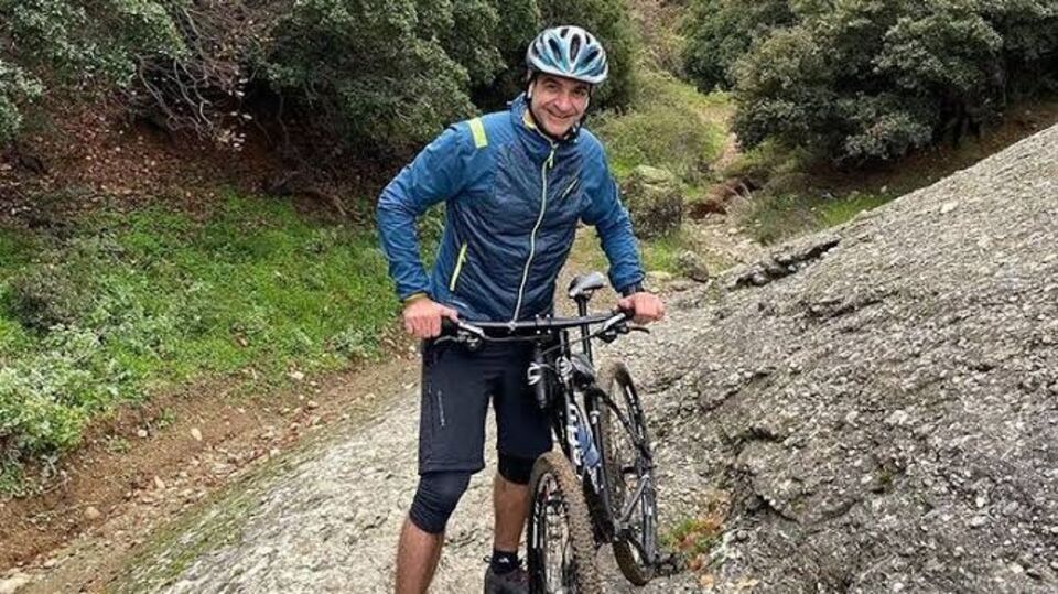 Yunan Başbakan Miçotakis, bisikletten düştü