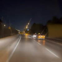Taksiciler aracı kıskaca aldı! Trafikte tehlikeli anlar!