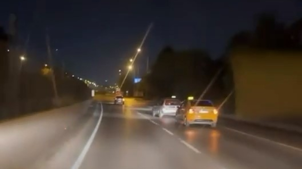 Taksiciler aracı kıskaca aldı! Trafikte tehlikeli anlar!