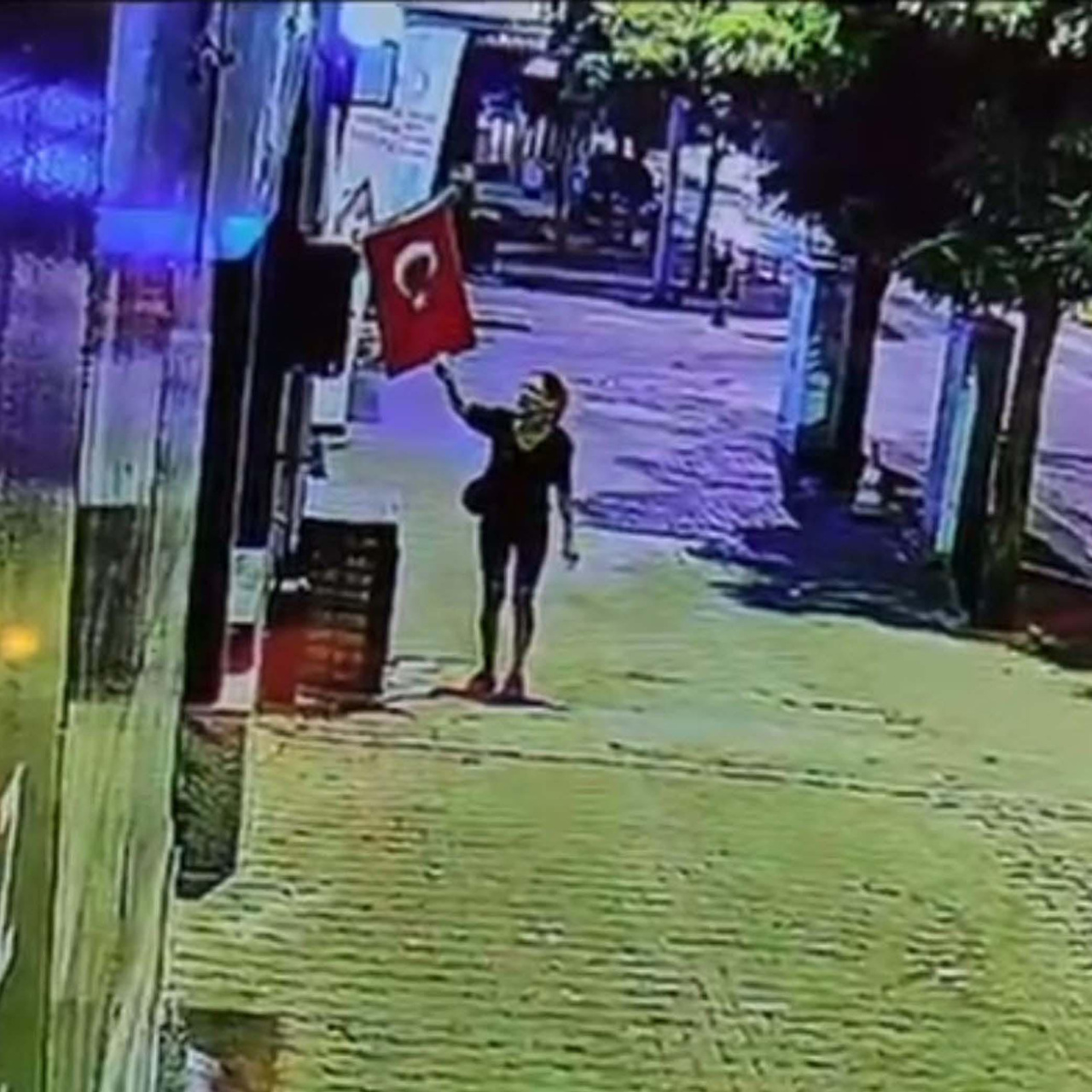 Türk bayrağına çirkin saldırı! Şüpheli yakalandı!