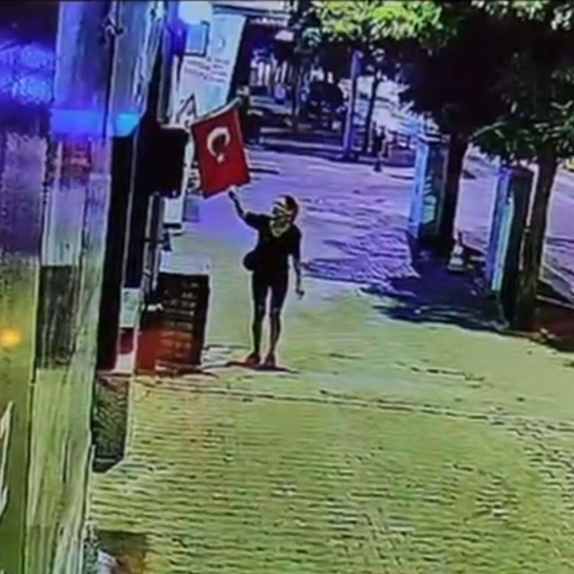 Türk bayrağına çirkin saldırı! Şüpheli yakalandı!