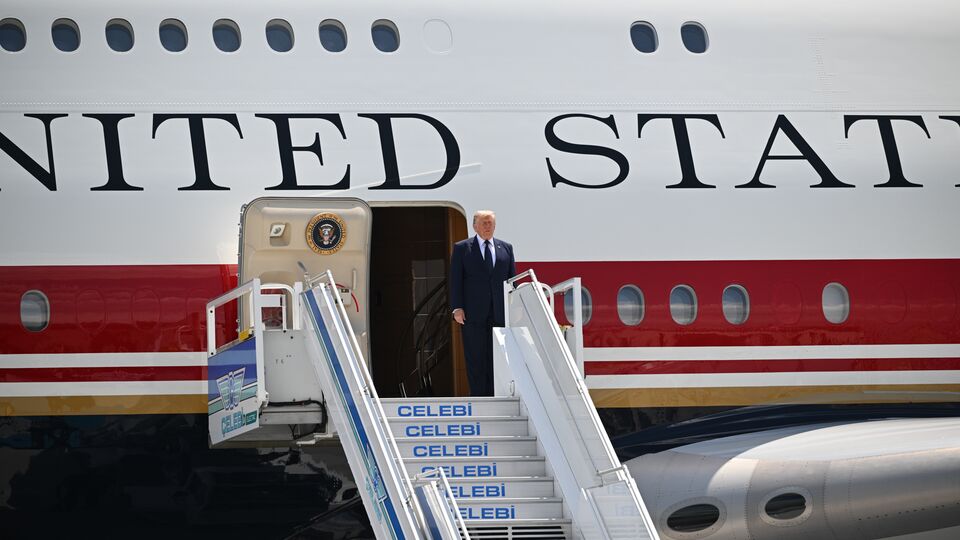 Trump'ın gizli uçuşunu alaya aldı