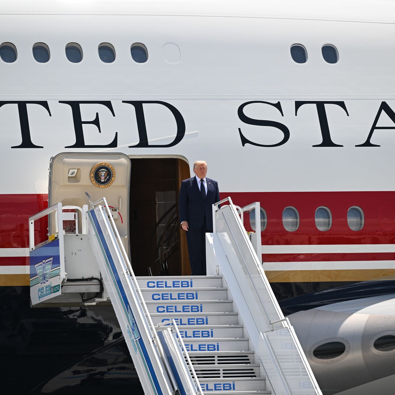 Trump'ın gizli uçuşunu alaya aldı