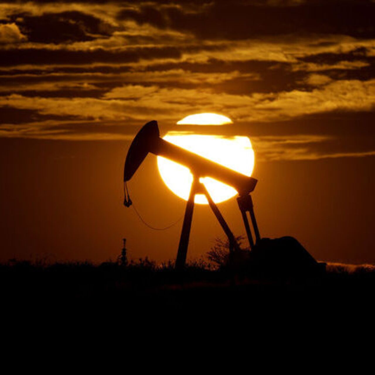IEA petrol arz tahminini aşağı çekti