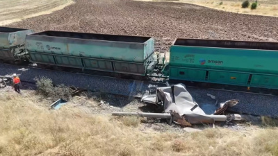 Yük treni kamyona çarptı