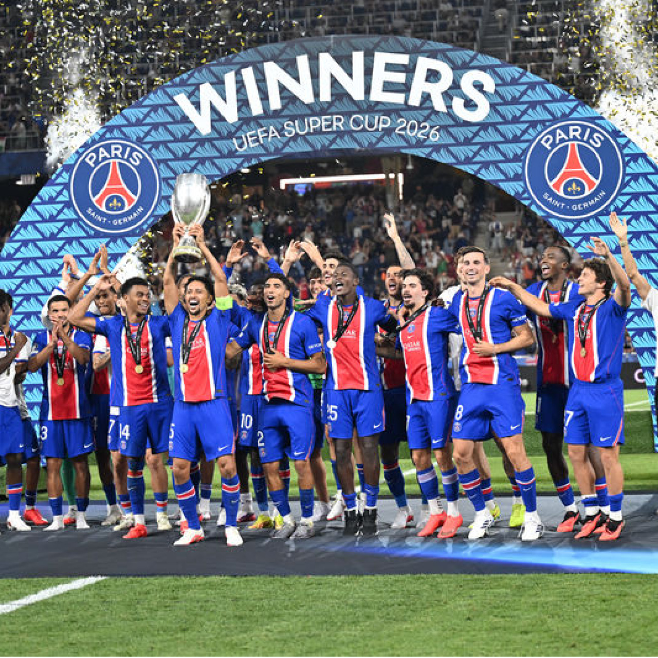 Süper Kupa şampiyonu PSG kupasını aldı! haber görseli